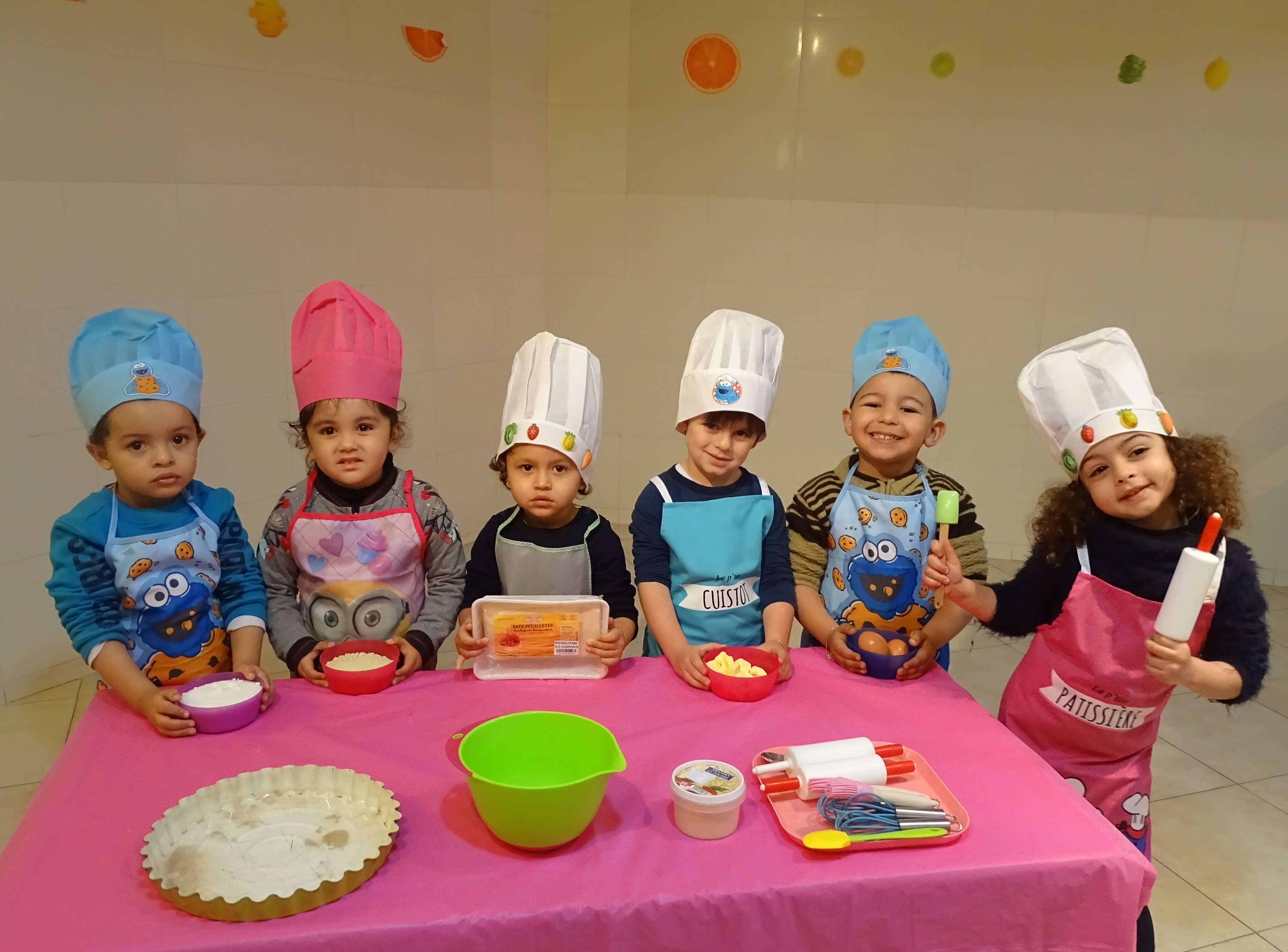 Des enfants apprenant à cuisiner dans une maternelle à Casablanca
